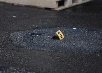 ‘Luftë’ bandash në rrugët e Athinës, rusët plagosin 30-vjeçarin shqiptar