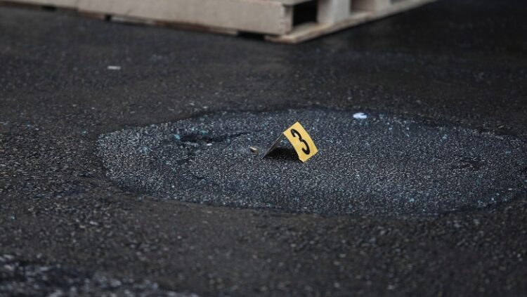 ‘Luftë’ bandash në rrugët e Athinës, rusët plagosin 30-vjeçarin shqiptar