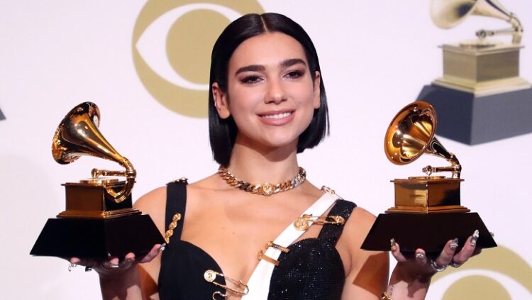 Dua Lipa lë pas Ed Sheeran dhe Adele. Fiton çmimin e rëndësishëm britanik dhe triumfon sërish