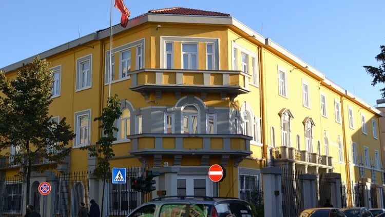 Qeveria vendos, bonus mbështetës për transportin e nxënësve dhe mësuesve në zonat e largëta