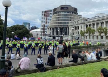Protestuesit në Zelandën e Re bllokojnë rrugët jashtë parlamentit, Ardern: Nuk përfaqësojnë shumicën