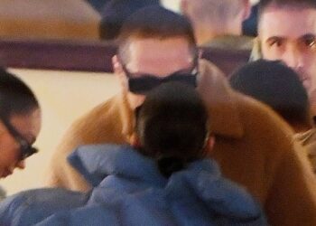 ​​​​​​​Mes postimeve ‘përgjëruese’ të Kanye West në rrjete sociale, Kim Kardashian jep puthjen e parë publike me të dashurin e ri