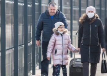 ‘Jemi të frikësuar, kemi dëgjuar të shtëna’, rrëfimet e banorëve që po largohen nga Ukraina