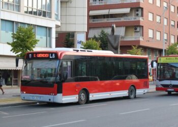 Shoqata e Transportit letër bashkisë: Rritja e çmimit të naftës vështirëson shërbimin, plotësoni kërkesat ose më 1 mars ndërpresim punën