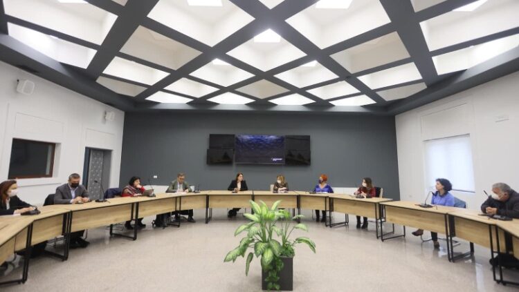 COVID-19, ulet në 5 ditë karantina, rekomandohet doza e tretë e vaksinës pas 5 muajsh