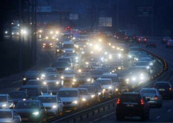 FOTOLAJM! Rusia nis sulmin ndaj Ukrainës, qytetarët në panik në përpjekje për t’u larguar nga Kievi!