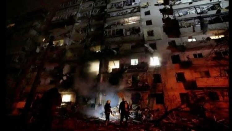 “Dashuria në kohë lufte!” Ukrainasit strehohen dhe martohen mes bombardimeve të Kievit