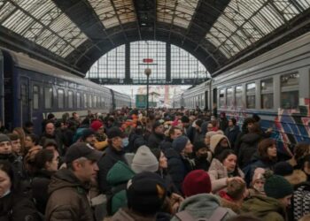 Pamje zemërthyese, baballarët ukrainas i japin puthjen e fundit fëmijëve të frikësuar, më pas nisen për në luftë