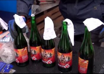 Shishe me imazhin e Putin, fabrika e birrës në Ukrainë prodhon ‘kokteje’ molotov në vend të pijes alkoolike