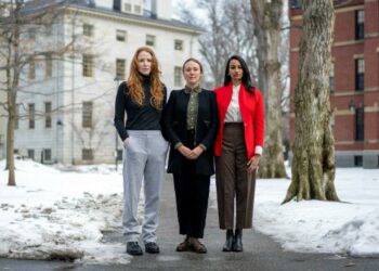 Skandal në Harvard/ 3 studentë pretendojnë se janë abuzuar seksualisht nga një pedagog