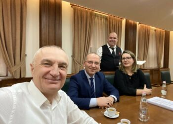 Sot seanca në Kushtetuese, Meta konfirmon se nuk do të marrë pjesë, zbulon me një foto dy përfaqësuesit