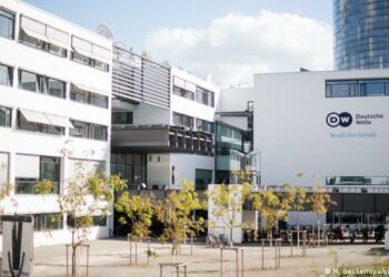 Rusia mbyll zyrën e DW në Moskë, heq akreditimin e gazetarëve