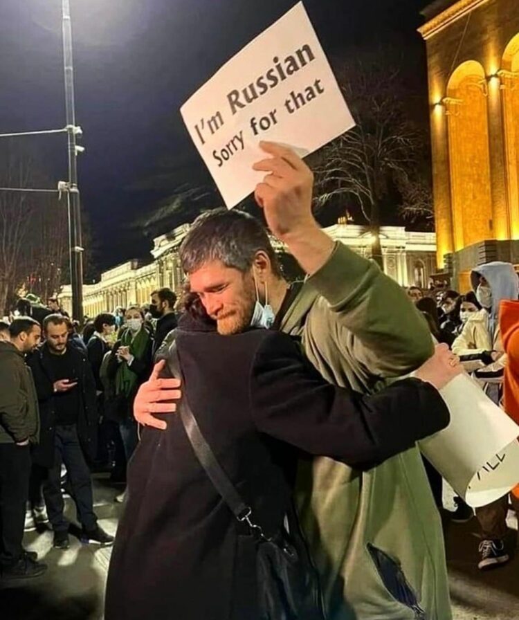 ‘Më falni, jam rus’, pamja sa një mijë fjalë që përloti botën nga rrugët e Gjeorgjisë