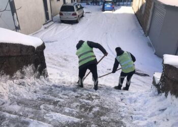 Dëbora bllokon disa akse rrugore në Shkodër dhe Pukë, disa zona kanë mungesë energjie elektrike