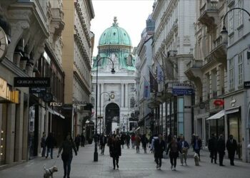 Vaksinën ose 3600 euro! Ky është vendi i parë në Evropë që vendos gjobë për të pavaksinuarit