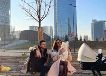 Angela Martini rikthehet pas mungesës së gjatë dhe zbulon djalin për herë të parë