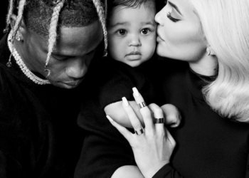 Kylie Jenner sjell në jetë fëmijën e dytë! Ndan foton e parë dhe zbulon gjininë
