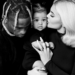 Kylie Jenner sjell në jetë fëmijën e dytë! Ndan foton e parë dhe zbulon gjininë