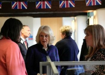 Të gjithë të shqetësuar për mbretëreshën, pas Charles edhe Camilla me Covid