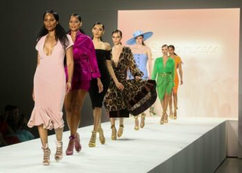 Ish-supermodelja e famshme rikthehet në pasarelë në moshën 69-vjeçare dhe i mahniti të gjithë