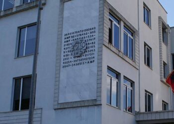 AMF çregjistron dy kompani agjente të bursave online, pezullon një të tretë