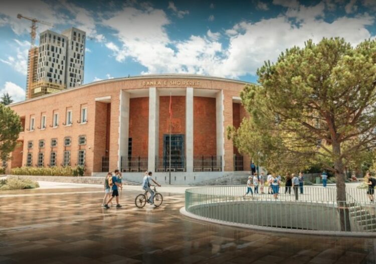 Banka e Shqipërisë iu hap rrugë shpërndarjes së 233 milionë eurove fitimeve të bankave të para vitit 2020