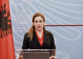 SANKSIONET/ Shqipëria ngrin asetet e rusëve, mbyll fluturimet e kufizon shërbimet