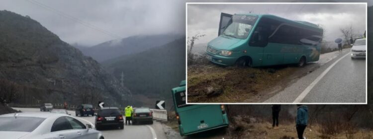 Furgoni me pasagjerë del nga rruga në kthesën e Murrashit në Librazhd, shpëton pa rënë në lumin Shkumbin