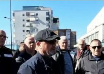 Taksistët e Elbasanit në protestë: Çmimi i karburantit është i papërballueshëm, po falimentojmë