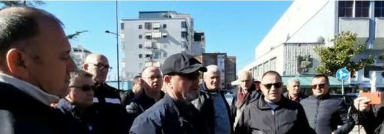 Taksistët e Elbasanit në protestë: Çmimi i karburantit është i papërballueshëm, po falimentojmë
