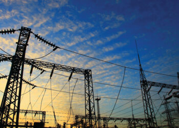 Bie lehtë çmimi i energjisë në tregun e lirë, në dhjetor 31.7 lekë/kwh, por sërish gati trefish më shtrenjtë