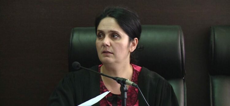 Gjyqtari i sëmurë, shtyhet sërish seanca për Enkeleda Hoxhën