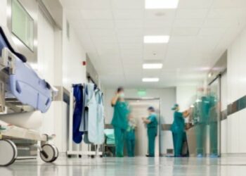 Shqipëria po zbrazet/ Në 2021 janë trefishuar kërkesat e infermierëve që duan të largohen jashtë vendit