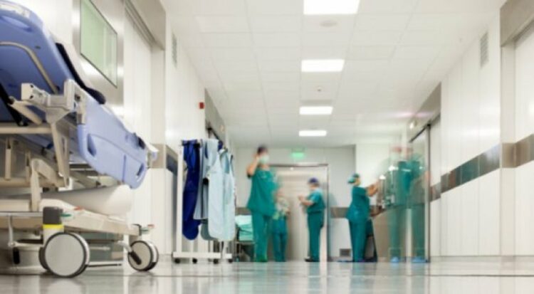 Shqipëria po zbrazet/ Në 2021 janë trefishuar kërkesat e infermierëve që duan të largohen jashtë vendit