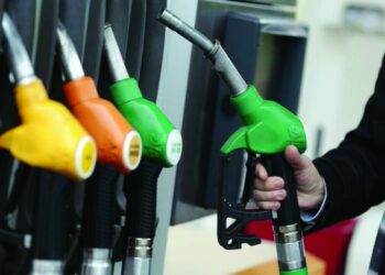 Taksat e reja dhe bursat çojnë naftën në nivele rekord afër 200 lekë për litër