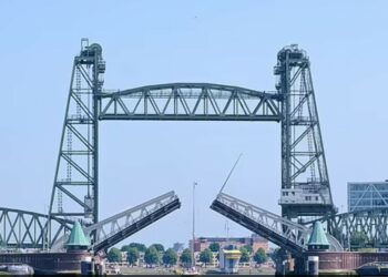 E PAZAKONTË! Çmontohet ura për jahtin e Jeff Bezoss në Roterdam, miliarderi: Do paguaj gjithçka