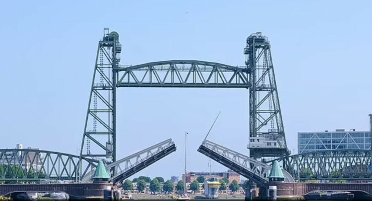 E PAZAKONTË! Çmontohet ura për jahtin e Jeff Bezoss në Roterdam, miliarderi: Do paguaj gjithçka