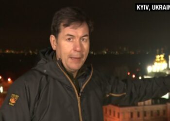 VIDEO/ Ishte duke raportuar live, ja momenti kur gazetari i CNN dëgjon shpërthimet në Kiev