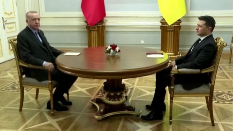 Erdogan takon presidentin ukrainas: Gati të ndërmjetësojmë zgjidhjen e konfliktit