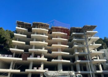 Lejoi ndërtimin pa leje të një pallati 7-katësh, arrestohet kryeinspektorja e IMT Sarandë