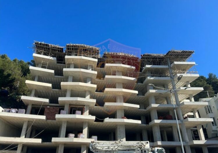 Lejoi ndërtimin pa leje të një pallati 7-katësh, arrestohet kryeinspektorja e IMT Sarandë