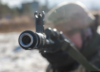 Oferta e pazakontë në Ukrainë “Blini një armë dhe merrni një picë falas!”