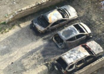 Tiranë, digjen 3 makina në orët e para të mëngjesit