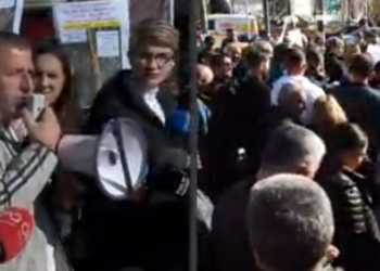 Banorët e ‘5 majit’ dalin sërish në protestë para Kuvendit: Nuk nxirren banorët në rrugë për të ndërtuar kulla