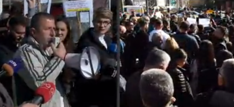 Banorët e ‘5 majit’ dalin sërish në protestë para Kuvendit: Nuk nxirren banorët në rrugë për të ndërtuar kulla