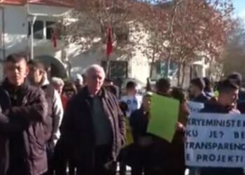 “Banesat e tyre do të shemben”, banorët e Laprakës, 5 Majit dhe Paskuqanit protestë para Kuvendit