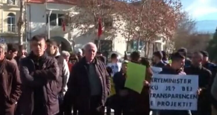 “Banesat e tyre do të shemben”, banorët e Laprakës, 5 Majit dhe Paskuqanit protestë para Kuvendit