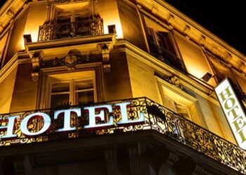 Nuk e la të futej në hotel pa kartë identiteti, 30-vjeçari tenton të vrasë pronarin, në pranga dhe e dashura e tij