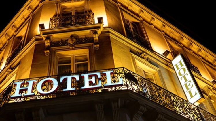 Nuk e la të futej në hotel pa kartë identiteti, 30-vjeçari tenton të vrasë pronarin, në pranga dhe e dashura e tij