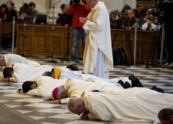 Abuzimet seksuale të fëmijëve nga priftërinjtë, parlamenti spanjoll pranon peticionin